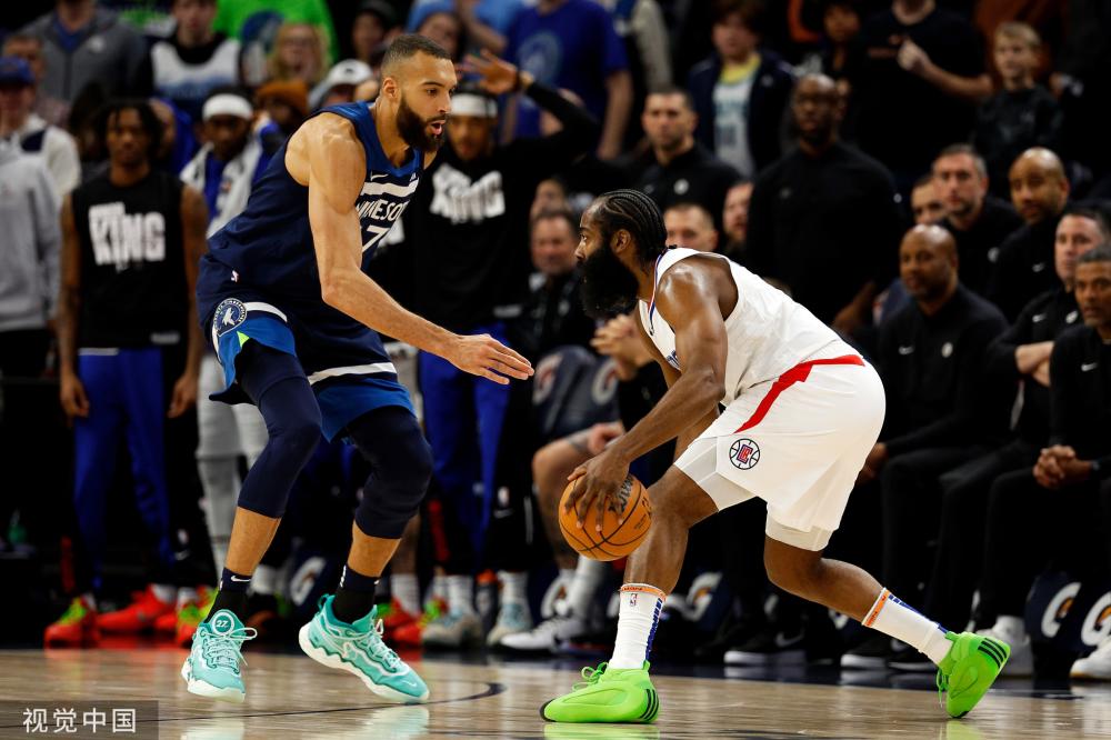 又被他装到了！普尔丝滑连续背运logo三分命中！